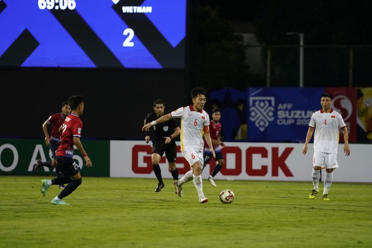 Penampilan timnas Vietnam saat melawan Laos di Piala AFF 2020. Terkini, Vietnam dan Laos kembali bertanding pada fase grup Piala AFF 2022. Laga Laos vs Vietnam dalam matchday pertama Grup B Piala AFF 2022 itu berlangsung di Stadion Nasional KM16, Vientiane, Laos, pada Rabu (21/12/2022) malam WIB.