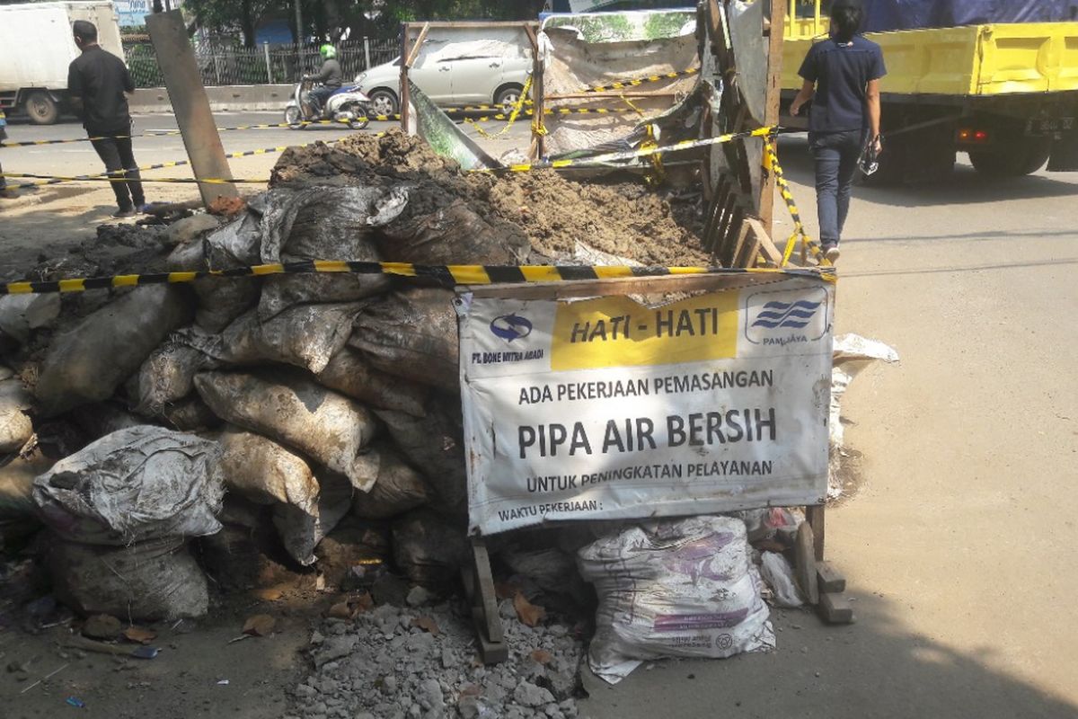 Lokaso tertimbunnya seorang pekerja galian bernama Tarno di Jalan Jembatan Tiga, Jakarta Utara