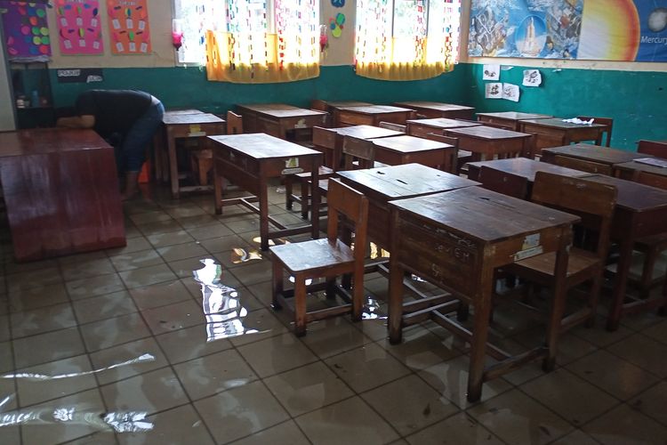 Ratusan siswa dan siswi Sekolah Dasar Griya Bandung Indah di Desa Buah Batu, Kecamatan Bojongsoang, Kabupaten Bandung, Jawa Barat terpaksa diliburkan lantaran beberapa kelas milik sekolah terendam banjir yang sudah berlangsung sejak 2017 silam.