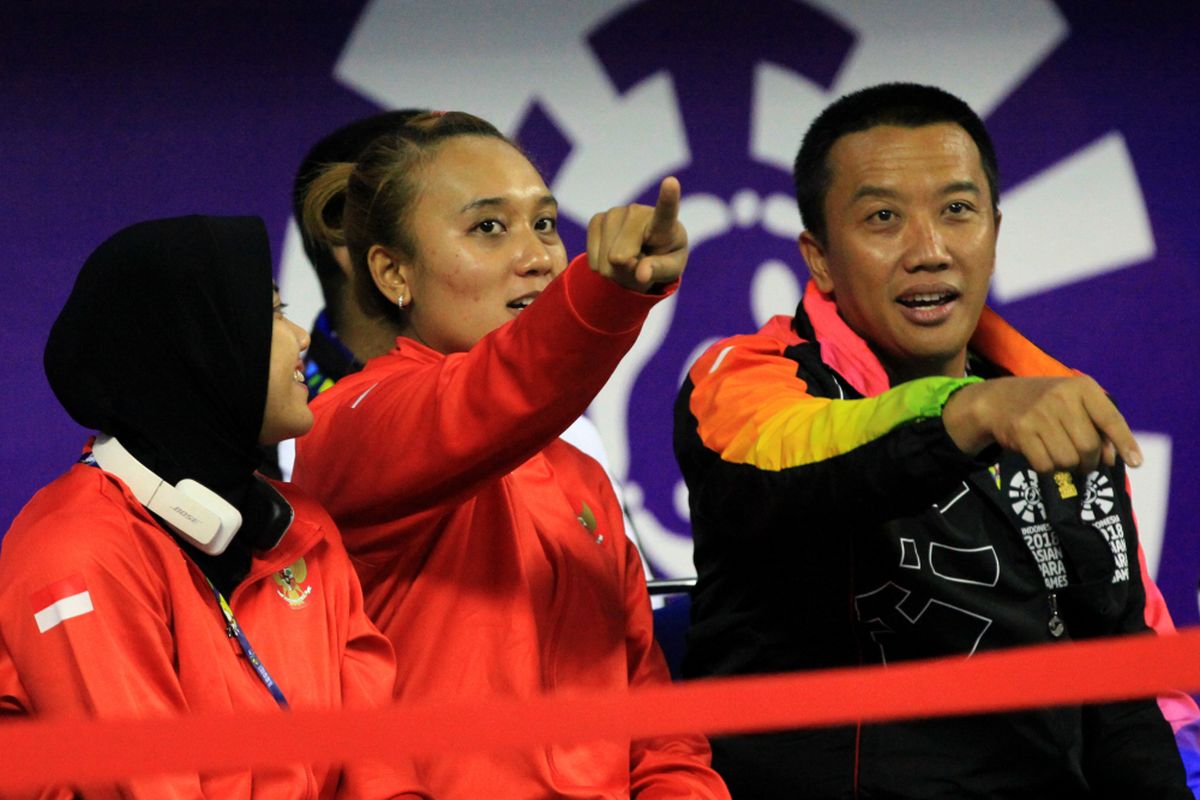 Menteri Pemuda dan OlahRaga RI Imam Nahrawi ditemani tim voli duduk putri Indonesia hadir menonton pertandingan tim voli duduk putra Indonesia melawan tim voli duduk putra Myamar yang berlangsung di Tenis Indor, Gelora Bung Karno, Minggu 7 Oktober 2018.