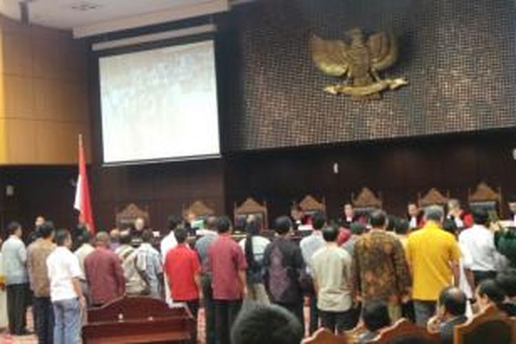 Suasana saat majelis hakim konstitusi mengambil sumpah saksi yang akan memberikan keterangan di sidang perselisihan hasil Pilpres 2014, di Mahkamah Konstitusi, Jakarta, Kamis (14/8/2014).