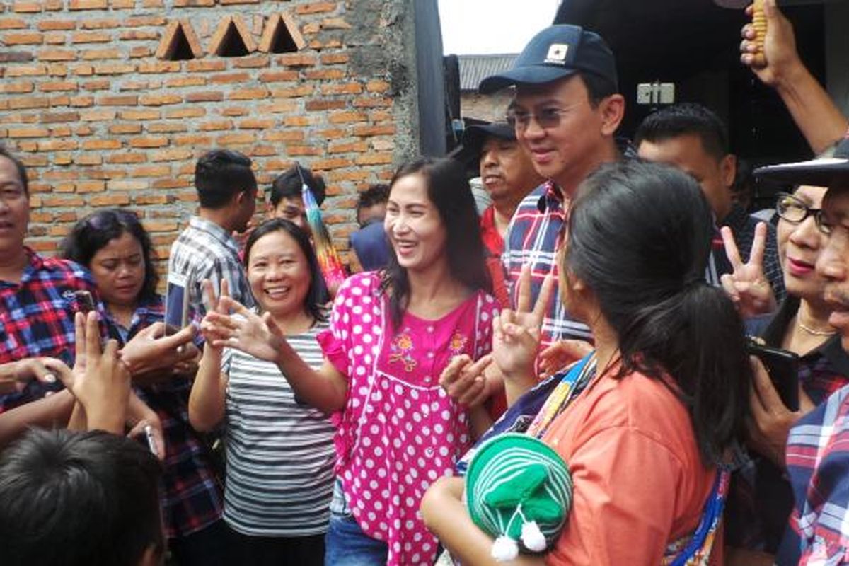 Calon gubernur nomor pemilihan dua DKI Jakarta Basuki Tjahaja Purnama atau Ahok saat blusukan di Jatinegara, Jakarta Timur, Senin (6/2/2017).