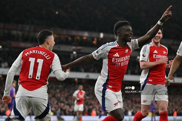 Bukayo Saka mencetak gol kedua timnya dalam pertandingan Liga Inggris 2024-2025 antara Arsenal vs Fulham di Stadion Emirates di London pada 1 April 2025. (Photo by Glyn KIRK / AFP)
