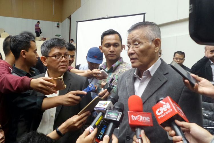 Pakar Hukum Pidana Romli Atmasasmita seusai menghadiri rapat pansus hak angket KPK di Kompleks Parlemen, Senayan, Jakarta, Selasa (11/7/2017).