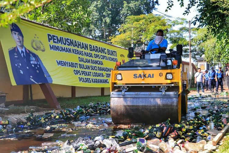 Polres Karawang memusnahkan 17.300 botol miras hasil operasi menjelang bulan Ramadan di Mako Polres Karawang, Jumat (3/5/2019).

