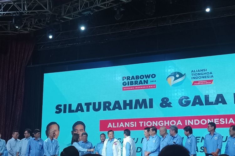 Calon presiden (capres) nomor urut 2, Prabowo Subianto saat menerima deklarasi dukungan dari Aliansi Tionghoa Indonesia yang disampaikan pada Selasa (19/12/2023). 