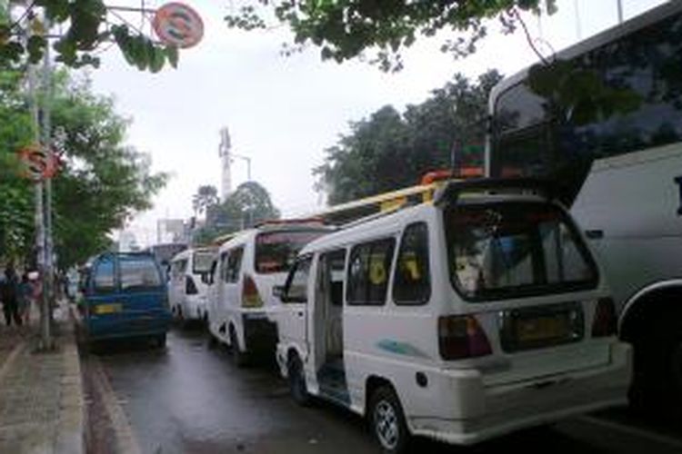 Ratusan angkot dan bus memblokir jalan depan Terminal Lebak Bulus, Cilandak, Jakarta Selatan. Senin (27/1/2014).