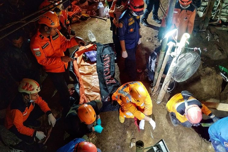 Situasi tim SAR gabungan mencari pekerja bangunan tertimbun tanah longsor di Kampung Jabonrawa, Desa Girijaya, Kecamatan Cidahu, Sukabumi, Jawa Barat, Kamis (21/7/2022).