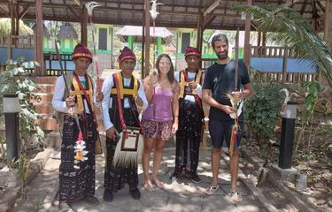 Turis asing dari Negara Portugal berwisata alam, religi dan budaya di Pulau Flores dari Maumere sampai.Labuan Bajo, NTT, Senin, (26/9/2022). (KOMPAS.com/DOK.PEMANDU WISATA FLORES-YOHANNES YANNI J)