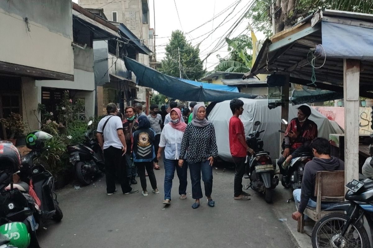Jenazah seorang pengemudi ojek online (ojol), MR (24) yang ditemukan tewas bersimbah darah di Stasiun Karet, Tanah Abang, Jakarta Pusat, tiba di rumah duka, Sabtu (22/10/2022) sore.   Tempat tinggal dari pria yang diduga korban penusukan itu berlokasi di Jalan Menteng Tenggulun RT 08 RW 01, Menteng, Jakarta Pusat, 