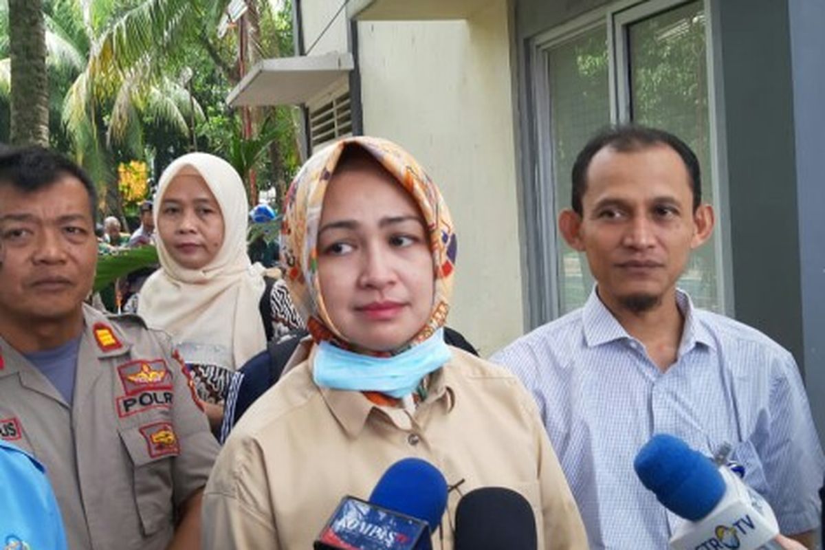 Wali Kota Tangerang Selatan Airin Rachmi Diany meninjau lokasi paparan radiasi nuklir dengan jenis radioaktif caesium 137 di lahan kosong kawasan Perumahan Batan Indah, Kademangan, Setu, Tangerang Selatan, Selasa (18/2/2020).