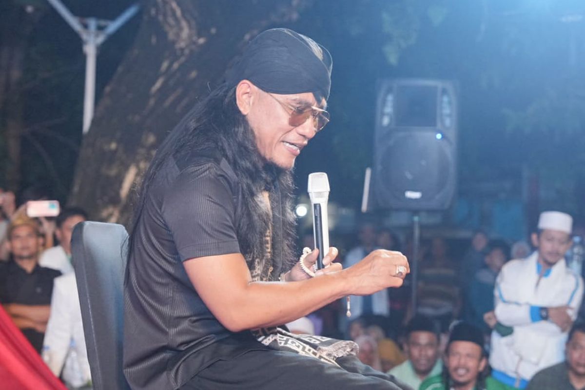 Gus Miftah mendoakan Dedi Mulyadi agar dapat menjadi Gubernur Jabar saat menghadiri acara Safari Ramadhan, di Kabupaten Bekasi, Jabar, Kamis (14/3/2024).