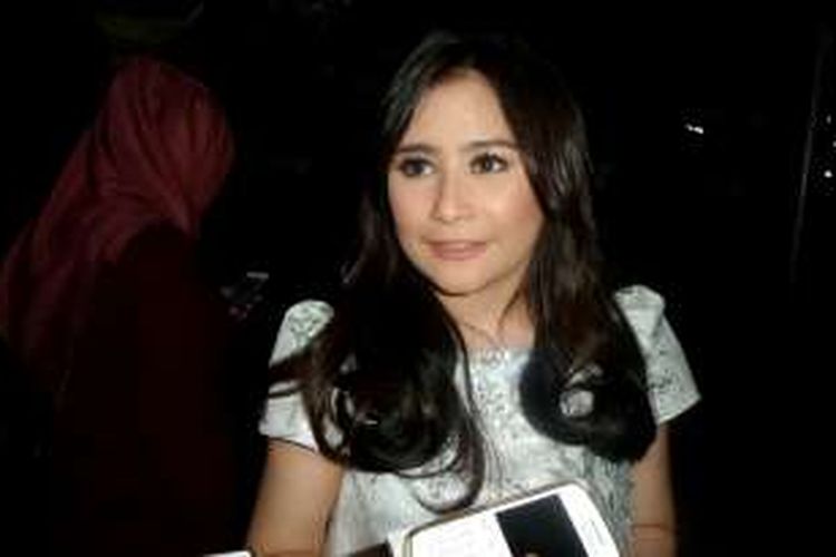 Prilly Latuconsina dijumpai ketika hadir pada acara Malam Puncak Penghargaan SCTV Awards 2016 di Studio Emtek, Daan Mogot, Jakarta Barat, Rabu (30/11/2016).  