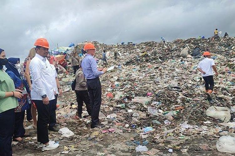 Wali Kota Medan Bobby Nasution bersama Duta Besar Belanda H.E Lambert  Grijns  meninjau  Tempat Pembuangan Akhir (TPA) Terjun Kelurahan Paya Pasir Kecamatan Medan Marelan, Rabu (8/2/2023). 