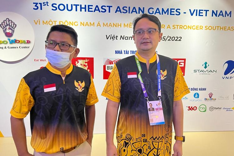 Ketum PB Persatuan Boling Indonesia, Jerry Sambuaga (kanan), seusai menyaksikan duo Ryan Leonard Lalisang-Hardy Rachmadian meraih medali emas SEA Games 2021 dari nomor ganda putra, Selasa (17/5/2022).

