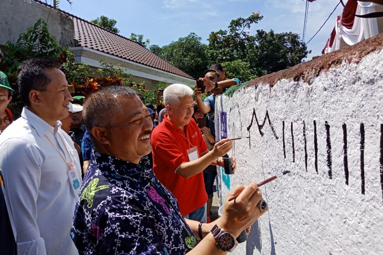 Kunjungan Kepala Bekraf, Triawan Munaf ke Pulo Geulis, Bogor, Jawa Barat dalam acara memperindah destinasi wisata tersebut jadi Wisata Mural Pulo Geulis, Bogor, Minggu (18/3/2018).