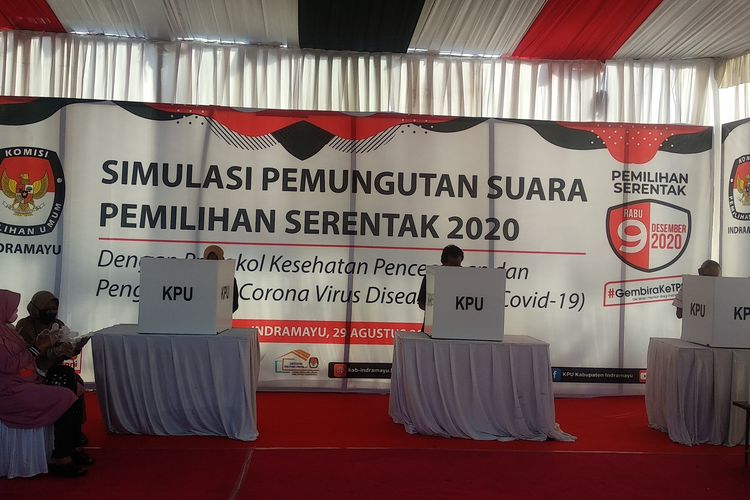 Suasana simulasi pemungutan suara pemilihan serentak 2020 di Indramayu, Jawa Barat, Sabtu (29/8/2020). Simulasi tersebut diselenggarakan KPU RI. 