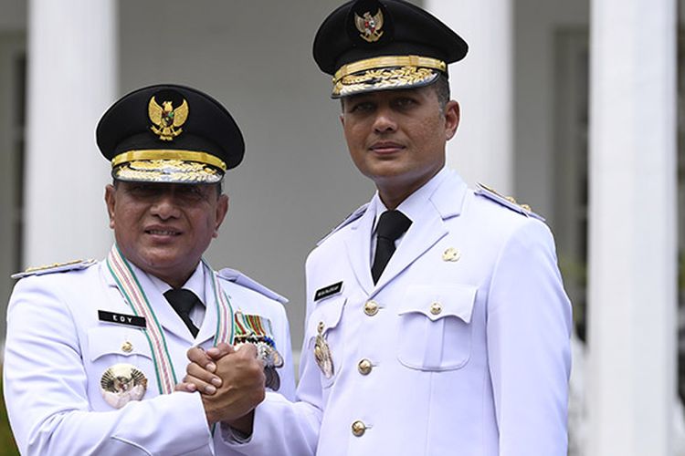 Gubernur Sumatera Barat Edy Rahmayadi (kiri) bersama Wakil Gubernur Musa Rajekshah melakukan salam komando usai pelantikan di Istana Negara, Jakarta, Rabu (5/9/2018). 