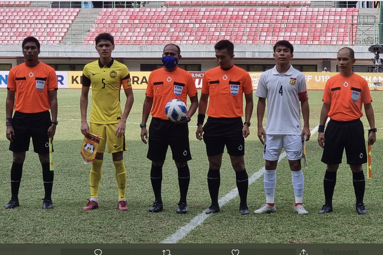 Kapten Malaysia dan Laos berpose jelang laga Grup B Piala AFF U19 2022 antara Malaysia vs Laos di Stadion Patriot Candrabhaga, Bekasi, Senin (11/7/2022).