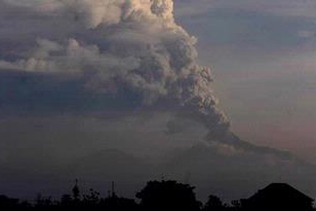 Gunung Merapi kembali mengeluarkan awan panas, seperti terlihat dari Jembatan Gondolayu, Yogyakarta, Senin (8/11/2010) pada pukul 06.30. Gunung Merapi masih terus mengeluarkan awan panas dan hingga kini masih berstatus awas. 
