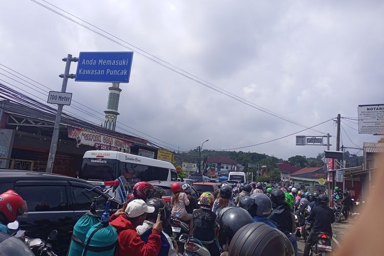 Kemacetan parah terjadi di Jalan Raya Ciawi arah ke Puncak Bogor, Jawa Barat, Selasa (25/4/2023) siang