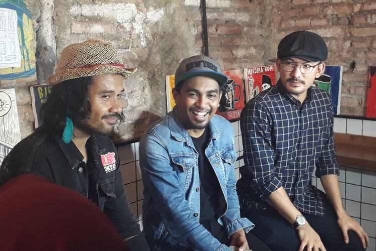 Chicco Jerikho, Glenn Fredly, dan Rio Dewato dijumpai usai meluncurkan lagu Sahabat Sejati di kedai Filosofi Kopi, Jalan Melawai, Jakarta Selatan, Selasa (23/5/2017).