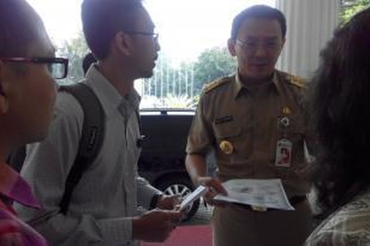 Gubernur DKI Jakarta Basuki Tjahaja Purnama dan Tim Advokat KMMSAJ Arif Maulana. 