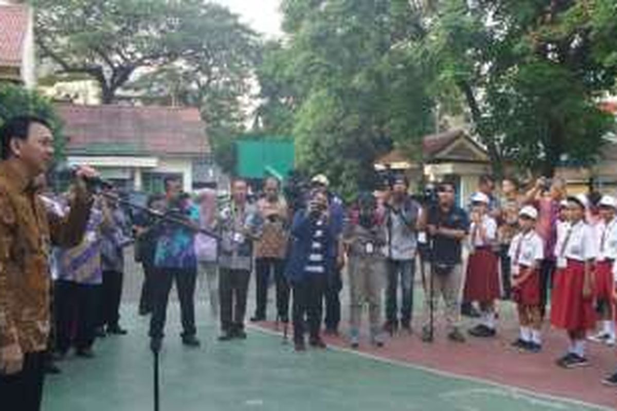 Gubernur DKI Jakarta Basuki Tjahaja Purnama memberi motivasi kepada siswa dan siswi SD Petojo Utara 13 yang akan melaksanakan UN, Senin (16/5/2016). 