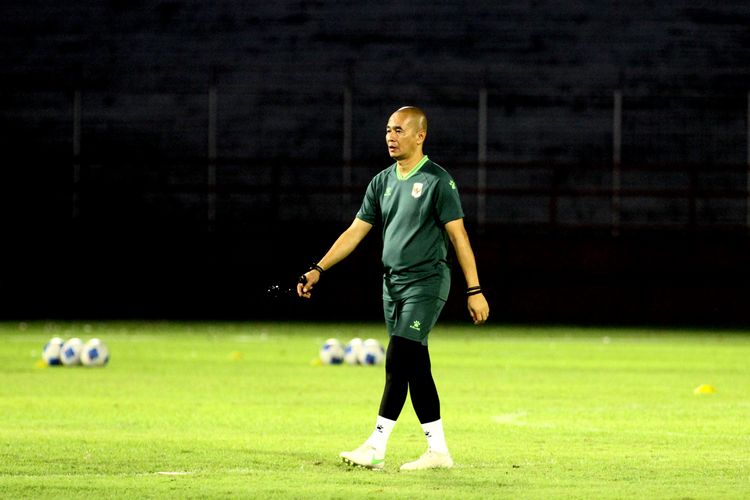 Kurniawan Dwi Yulianto, pelatih timnas u17 Indonesia saat memimpin persiapan latihan untuk mengarungi ASEAN U17 Championship 2026 di Stadion Gelora 10 November Tambaksari Surabaya, Jawa Timur, Minggu (12/4/2026) malam.
