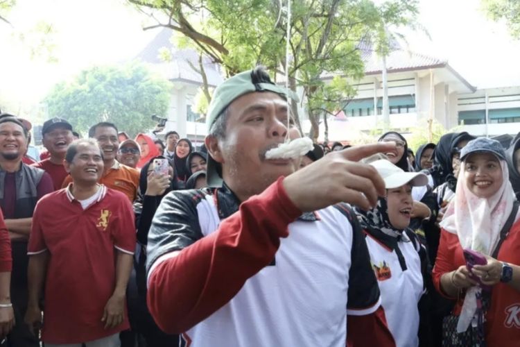 Kemeriahan Lomba Sambut HUT RI di Bangkalan, Wabup Adu Cepat Makan Kerupuk