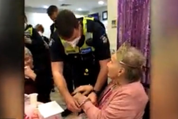 Tangkap layar polisi datang ke pesta ulang tahun ke-100 seorang nenek dan memborgolnya untuk memenuhi ambisi dalam daftar keinginannya untuk bisa ingin ditahan.
