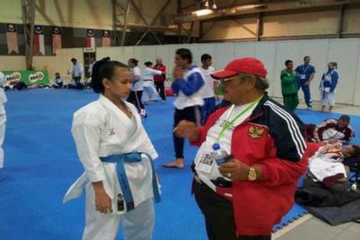 Eva berbincang dengan Manajer Tim Indonesia, Jack Napitupulu, seusai laga pertama di Kejuaraan Dunia Karate Yunior di Melaka, Malaysia, Jumat (14/10/2011).