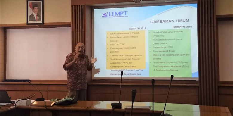 Sekretaris Pusat UTBK ITB, Prof. Asep Gana Suganda dalam konferensi pers mengenai kegiatan Seleksi Bersama Masuk Perguruan Tinggi Negeri (SBMPTN) melalui UTBK di Gedung Rektorat ITB (10/4/2019).