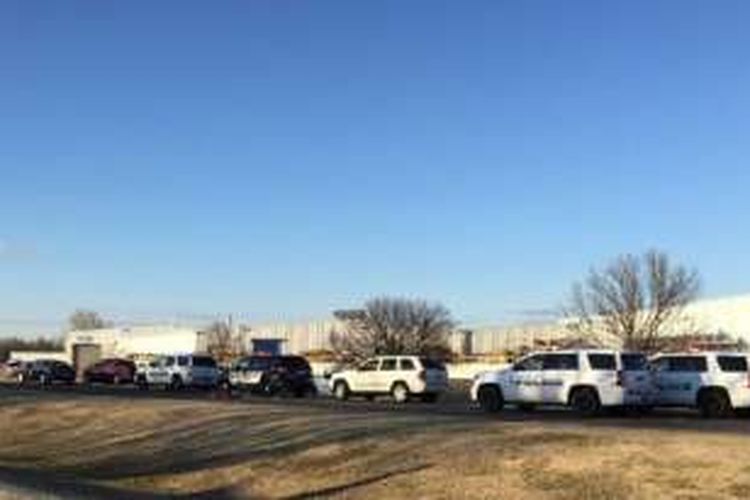 Sejumlah mobil polisi terlihat di luar kompleks Excel Industries, Hesston, Kansas tempat penembakan yang menewaskan tiga orang terjadi.