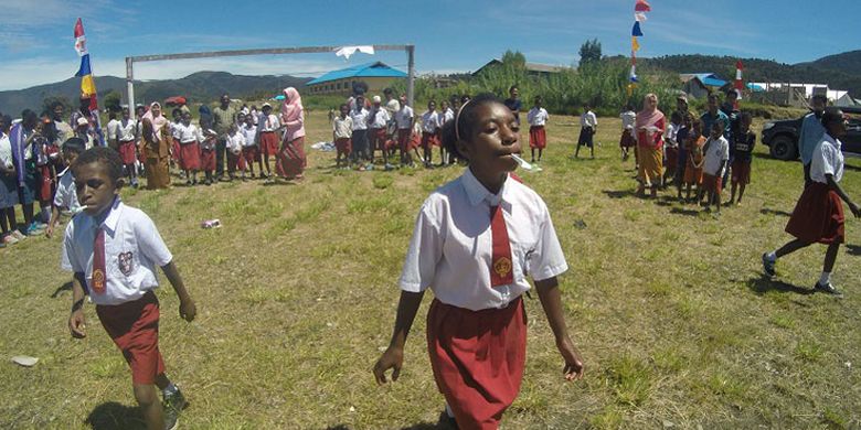 Anak-anak SD di Distrik Anggi, Kabupaten Pegunungan Arfak, Papua Barat mengikuti lomba 17 Agustus di Lapangan Anggi setelah upacara pengibaran bendera merah putih, Jumat (17/8/2018) siang. Lomba 17 Agustus di Lapangan Anggi merupakan bagian dari kegiatan Bhakti Papua Ekspedisi Bumi Cenderawasih Mapala UI.