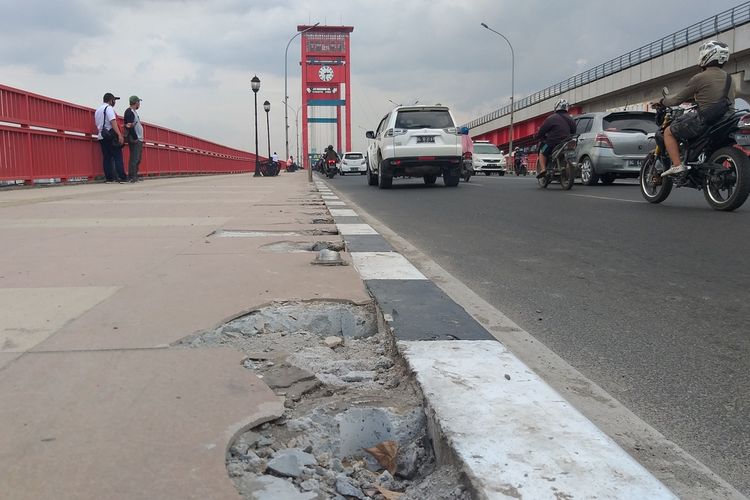 33 tiang pembatas jalan di Jembatan Ampera Palembang yang diduga hilang dicuri, Selasa (11/8/2020).