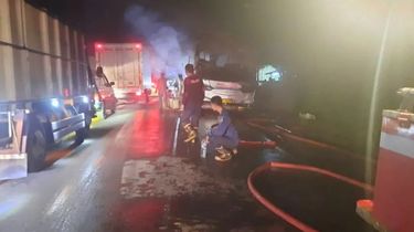 Detik-detik Bus AKAP Jakarta-Padang Ludes Terbakar di Jalintim Musi Banyuasin