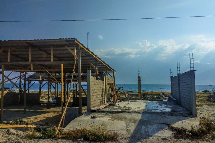 Setahun pascagempa yang meluluhlantakkan kota, warga Kota Palu, Sulawesi Tengah mulai kembali membangun hunian di pesisir Teluk Palu yang notabene masuk dalam zona rawan tsunami.