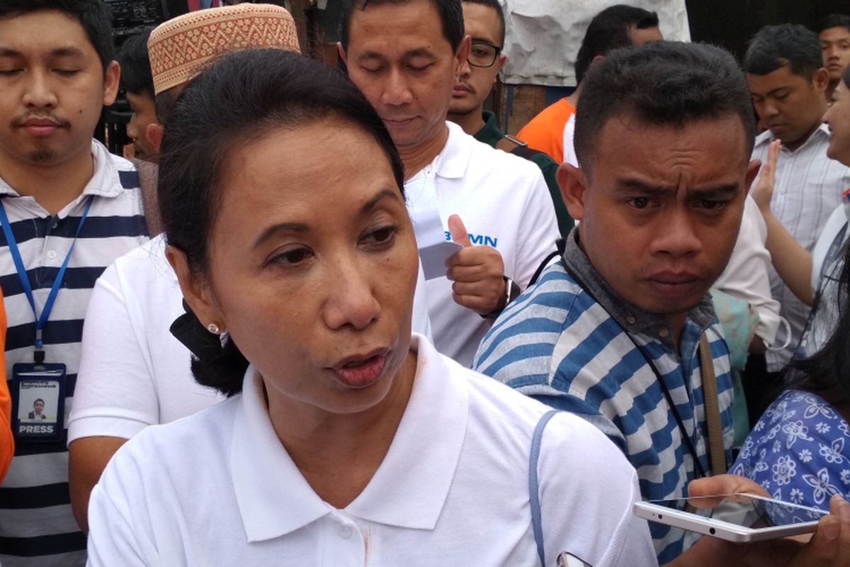 Menteri Badan Usaha Milik Negara, Rini Soemarno Usai Membagikan Paket Sembako Ramadhan Berbagi di Jalan Rawa Bebek, Kelurahan Penjaringan Jakarta Barat (13/06). 