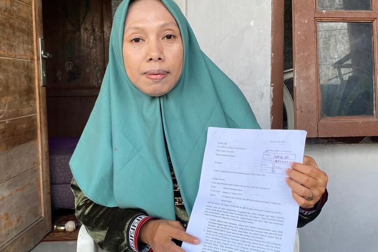 Ratunnisa, warga Kedaung Kaliangke, Cengkareng, Jakarta Barat mengatakan anaknya ditolak masuk SD saat mendaftar melalui PPDB jalur zonasi. Didokumentasikan pada Jumat (14/7/2023). 