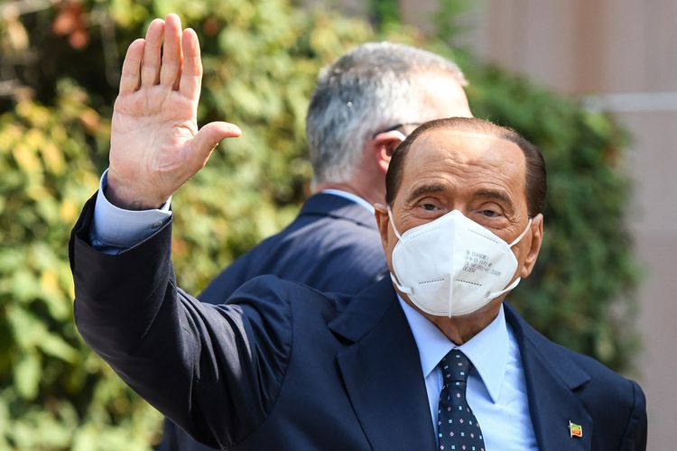 Foto tanggal 14 September 2020 memperlihatkan eks Perdana Menteri Italia Silvio Berlusconi melambaikan tangannya, ketika meninggalkan rumah sakit San Raffaele di Milan usai dirawat karena positif Covid-19 sejak 3 September.