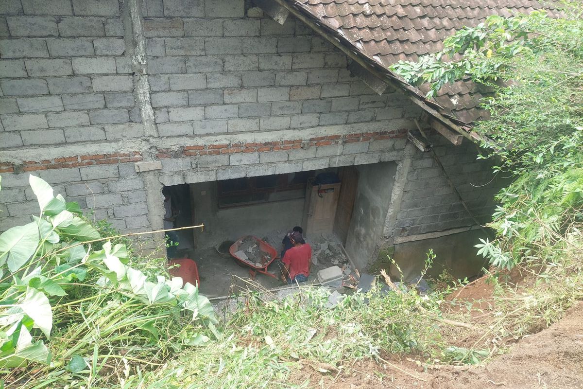 Pikap L300 Terguling dan Timpa Dapur di Temanggung, Sopir Diduga Mengantuk