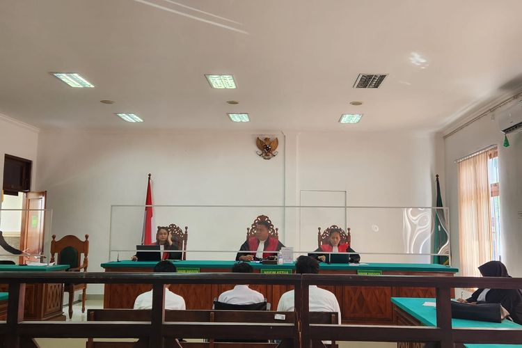 Jaksa membacakan tuntutan terhadap tiga orang terdakwa perkara narkotika dengan tuntutan hukumam mati dan penjara seumur hidup, Selasa (5/3/2024) di Pengadilan Negeri (PN) Singaraja, Kabupaten Buleleng, Provinsi Bali.