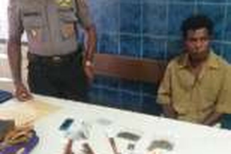 Pelaku berinisial KD yang membawa empat bungkus ganja dan senjata tajam di Pelabuhan Jayapura, pada Senin (`19/9/2016)