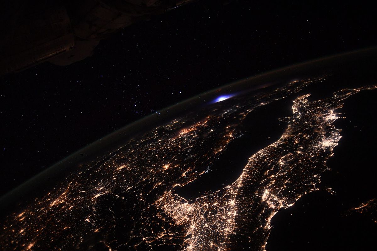 Ini adalah penampakan fenomena langka, petir biru, yang ditangkap astronot dari Stasiun Luar Angkasa (ISS) ketika terbang di atas Italia.