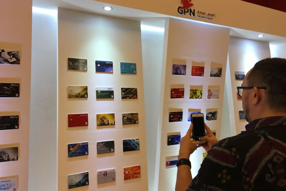 Pengunjung melihat model kartu berlogo Gerbang Pembayaran Nasional (GPN) di Bank Indonesia, Jakarta, Kamis (3/5/2018). Bank Indonesia secara resmi meluncurkan kartu berlogo GPN yang dikeluarkan oleh bank-bank yang ada di Indonesia.