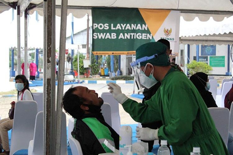 Pos layanan swab antigen untuk pemudik oleh Baznas.