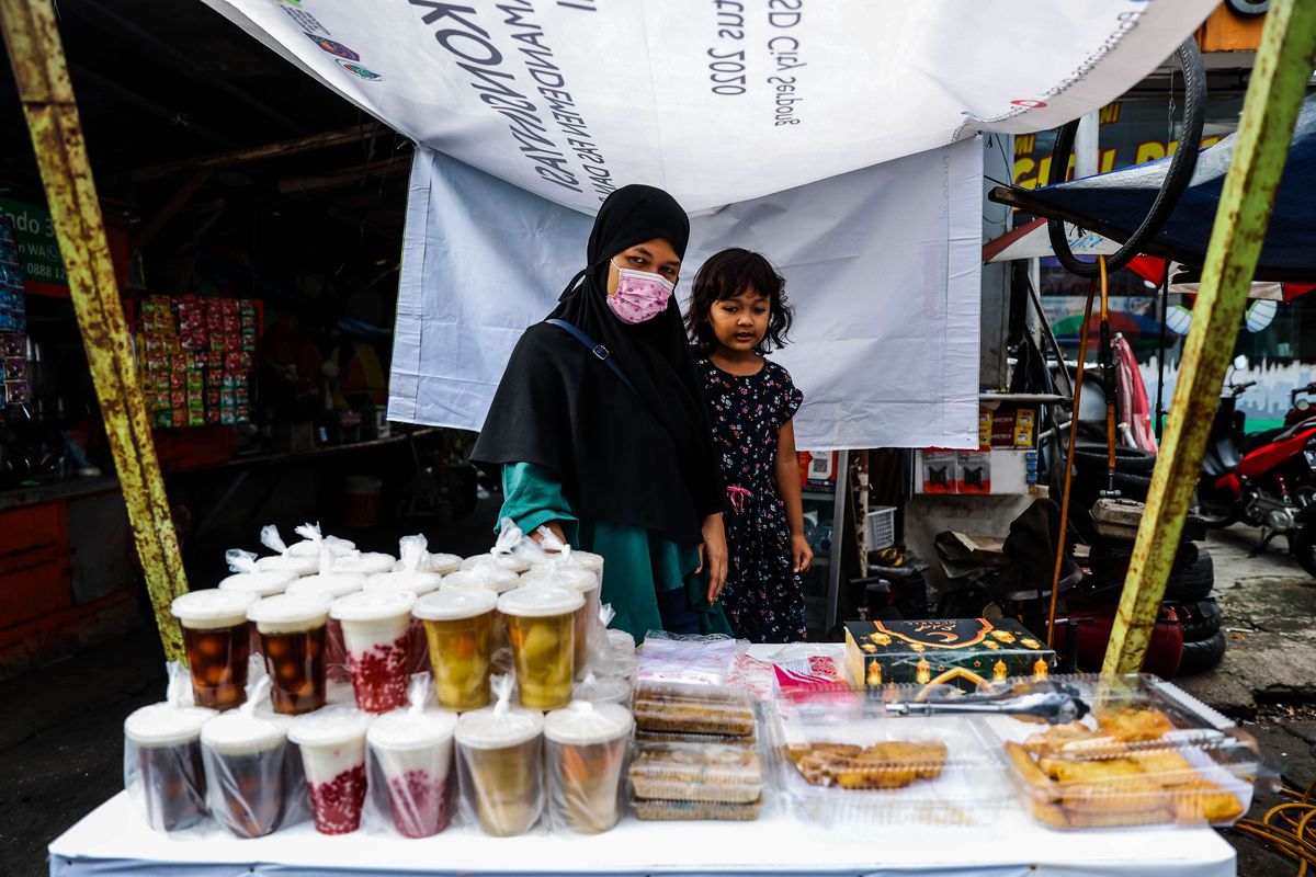 Pedagang takjil menjajakan dagangannya berupa hidangan untuk berbuka puasa di kawasan Bendungan Hilir (Benhil), Jakarta Pusat, Selasa (13/4/2021). Menjelang ifthar atau buka puasa hari pertama Ramadhan 1442 Hijriyah, sejumlah pedagang telah bersiap menjajakan takjil sejak pukul 16.00 WIB.