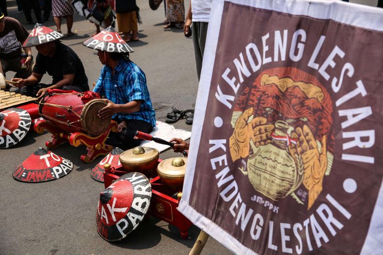 Petani Kendeng melakukan aksi unjuk rasa di Seberang istana Merdeka, Jakarta Pusat, Senin (24/9/2018). Aksi unjuk rasa tersebut untuk memperingati hari buruh tani nasional.