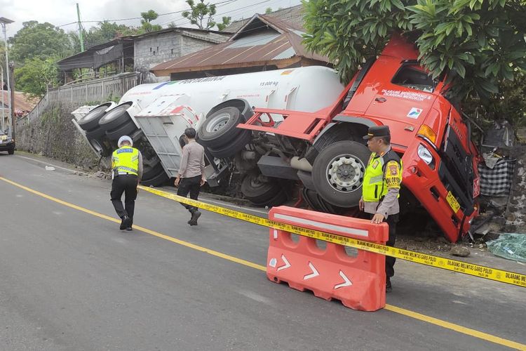Truk tangki Pertamina menabrak rumah warga di Jalan Raya Singaraja - Amlapura di Desa Pacung, Kecamatan Tejakula, Kabupaten Buleleng, Provinsi Bali, Kamis (15/2/2024). 